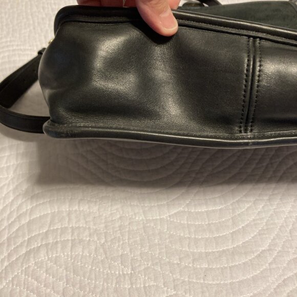 COACH Willis VTG Black Glove-Tanned Leather Brass Trim Crossbody Bag #9927 - Picture 14 of 16